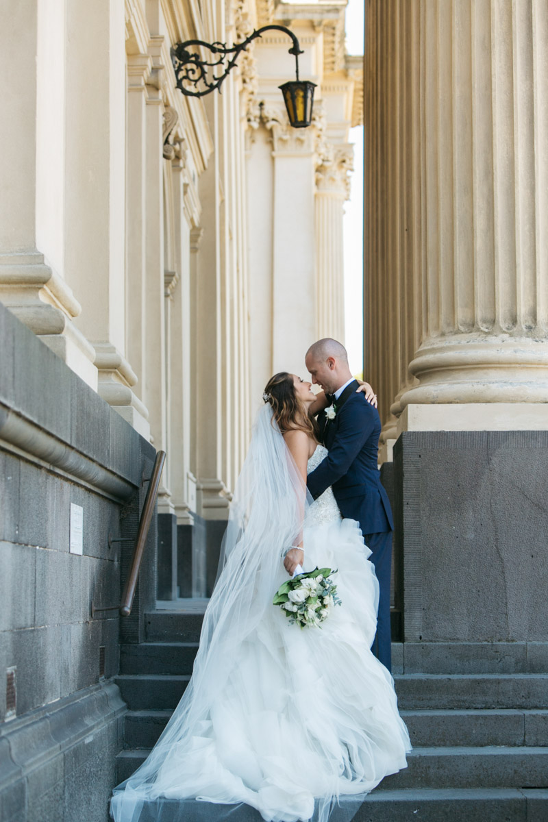 bride and groom kissing photo Parliament Melbourne