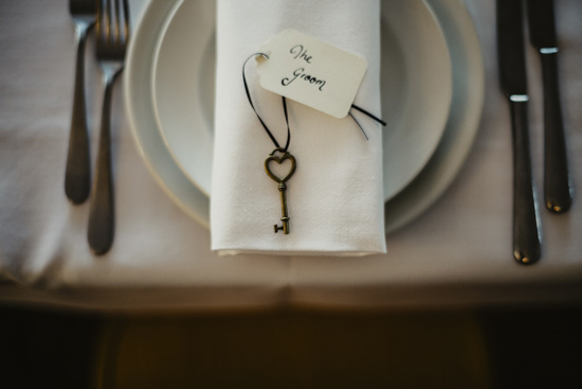 wedding table setting tag with key photo