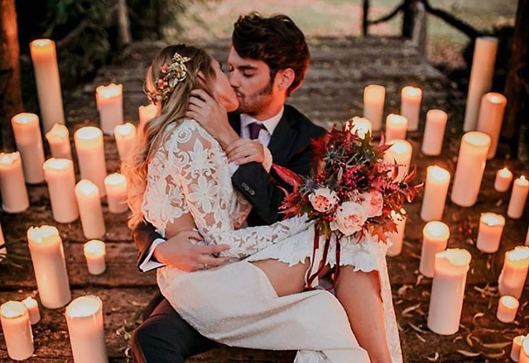 wedding photo, couple kissing
